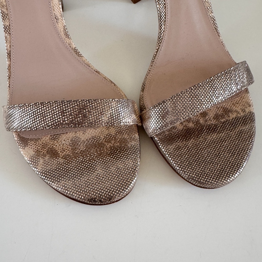 STUART WEITZMAN • Nearlynude Textured-Lamé Sandals In Oro - Picture 8 of 15